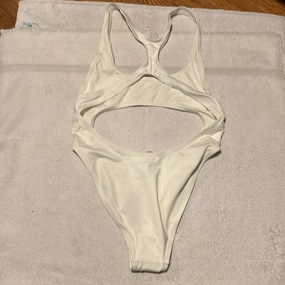 SKIMS SWIM CUT OUT MONOKINI - Picture 2 of 3